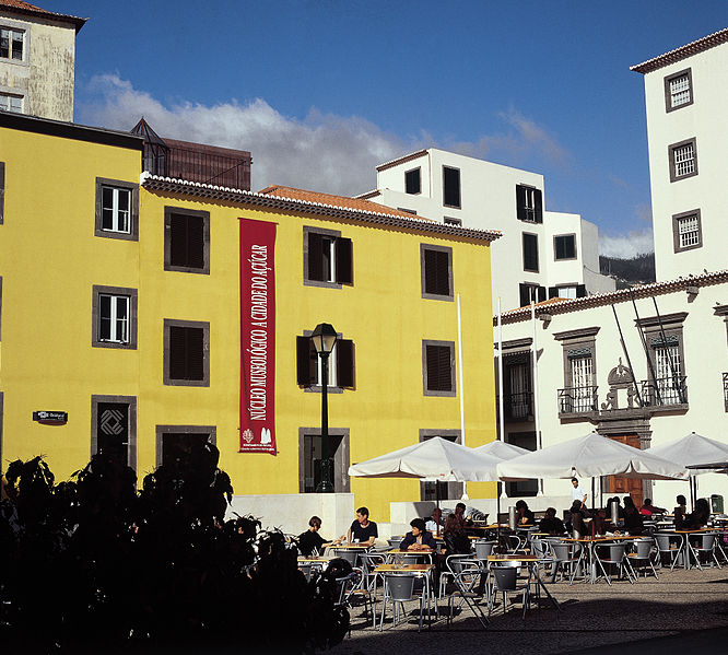 File:Praça de Colombo em Funchal.jpg