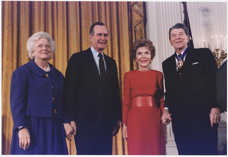 File:President Ronald Reagan speaking at a podium during his final press  conference in the East Room.jpg - Wikipedia