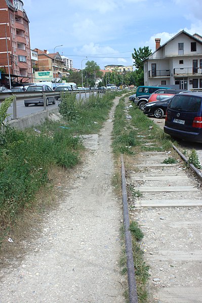 File:Priština, opuštěná trať II.jpg