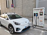 Egy Kia Niro EV töltés közben