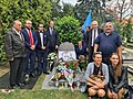 Predstavitelia Matice slovenskej, kultúrnej obce a rodina V. Mináča pri jeho hrobe
