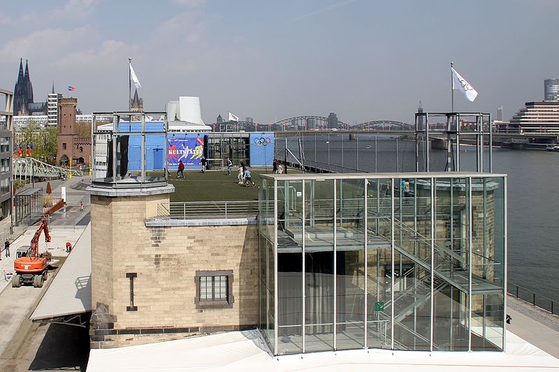 File:Rheinauhafen - Sport- und Olympiamuseum - Sportplatz auf dem Dach (8731).jpg