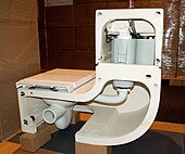 Vista posterior-inferior de un lavabo incorporado a la cisterna del inodoro para aprovechamiento del agua.
