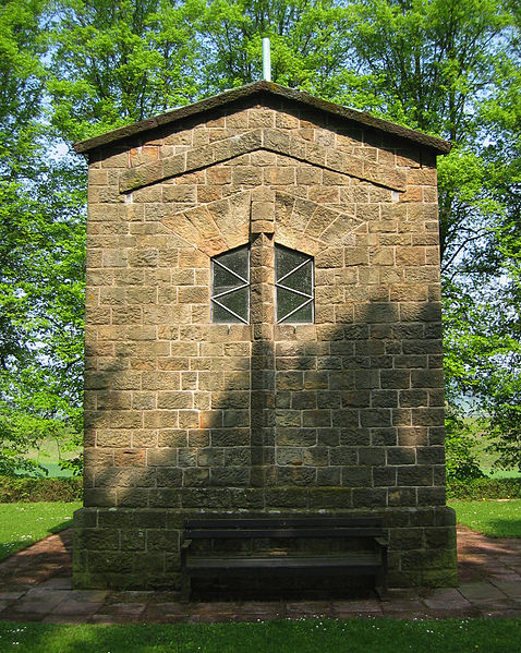 File:Rommenhöller-Denkmal Brunnenhaus Südseite.jpg