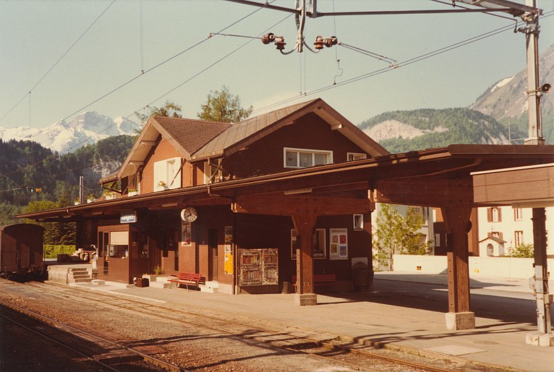 File:SBB Historic - F 122 00628 001 - Lungern Stationsgebaeude mit Gueterschuppen Bahnseite.jpg