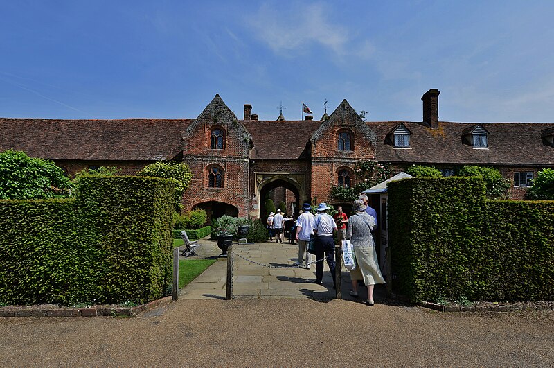 File:SISSINGHURST CASTLE GARDEN The main entrance.JPG