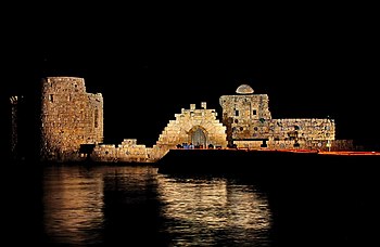 Sidon Sea Castle at night. The Crusaders built the castle in the 13th century on a small island 80m away from the shores off Sidon Fotografia: Ahmad Zaatari Licenza: CC-BY-SA-3.0