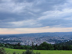 Agglomération stéphanoise en fin de printemps, à la tombée du jour. Vue sud-nord depuis l'émetteur de la Croix de Guizay, sur le chemin de l'Antenne.