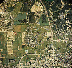 Heijō-kyōn sijaintipaikka satelliittikuvassa, palatsi vasemmalla