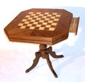 Table guéridon mosaïque avec plateau d'échecs.