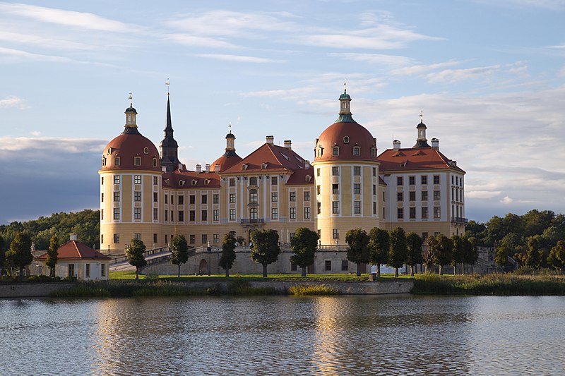 File:Schloss Moritzburg Eckansicht SO a.jpg