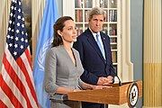 Jolie address the press on World Refugees Day (20 June 2016)