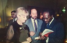 Senghor signant une autographe à l'Université de Gênes (1988).