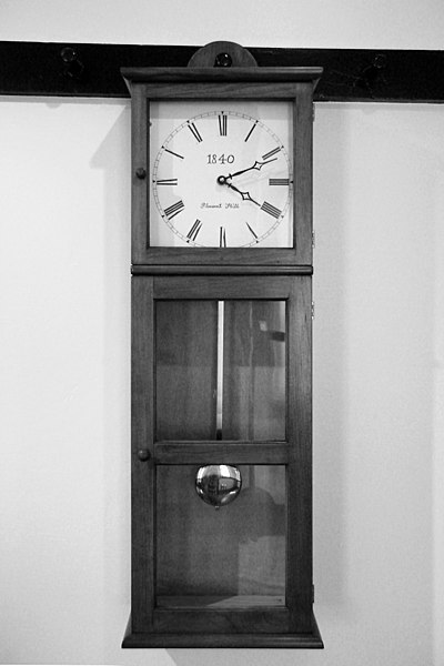 File:Shaker little clock-bw.JPG