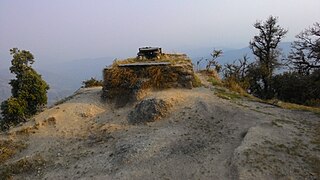 पीठसैंण-बिंसार मार्ग पर दिखाई देने वाली चट्टानों से बना एक छोटा सा मंदिर
