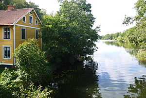 Sicklasjön sedd från Nysätrabron mot väst med Stora Nynäs till vänster, tidigare plats för Gamla Nacka värdshus.