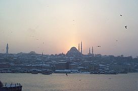 O bairro de Eminönü e a Mesquita Süleymaniye cobertos de neve