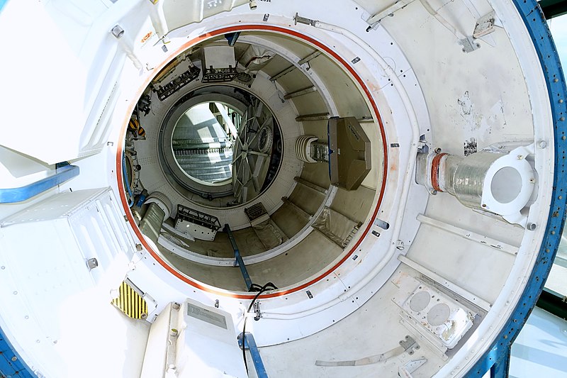 File:Skylab Airlock Module - Evergreen Aviation & Space Museum - McMinnville, Oregon - DSC00823.jpg