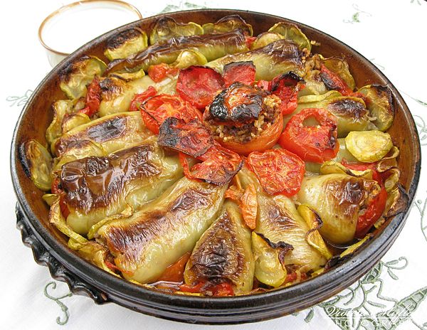 Whole stuffed pepper and tomato dolma