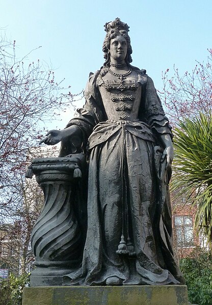 File:Statue probably of Queen Charlotte, Bloomsbury, London.jpg