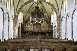 Interieur naar het orgel gezien