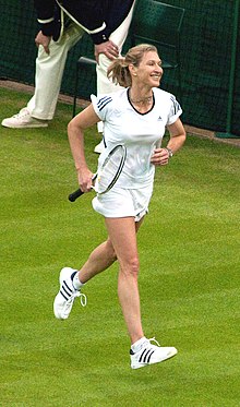 Photographie de Steffi Graf lors du tournoi des légendes de Wimbledon en 2009