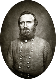 Hombre de mediana edad con gran barba en uniforme militar