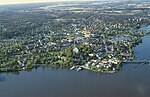 Flygfoto över Strängnäs, Visholmen till höger.