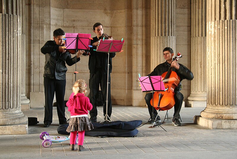 File:Street musicians in Paris, October 11, 2008.jpg