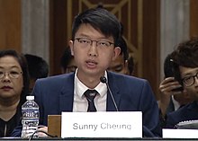 Sunny Cheung конгресстегі тыңдауда.jpg