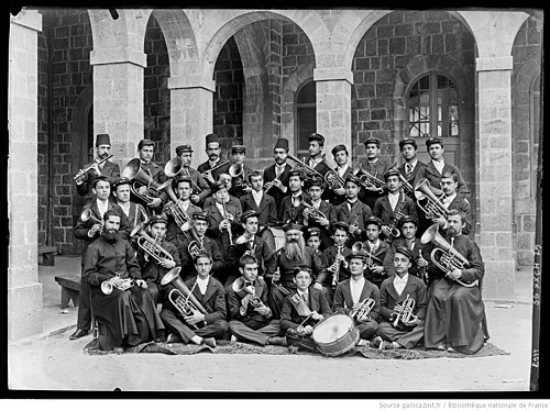 تظهر الصورة طلاب من مدرسة ماريوسف- عينطورة عام 1893