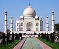 Das Taj Mahal in Indien hat eine weiße Farbe, weil es mit Marmor-Steinen bedeckt wurde.