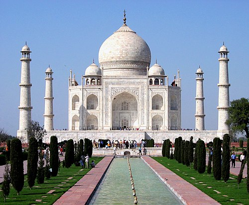 Tadž Mahal u Agri, izgrađen od Šah Džehana kao mazolej za svoju suprugu, predstavlja vrhunac Mogulske islamske arhitekture u Indiji i jedna je od najznamenitijih građevina u svijetu.