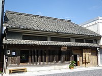 旧田辺邸。掛屋の大元締め・田辺家[注釈 2]の邸宅で上下に残る江戸期の町屋の一つ。裏手の上下川にはトロッコレールのある橋がかかっている[32][33][34]。