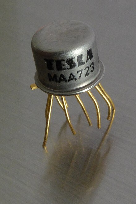 Voltage regulator integrated circuit (Tesla MAA723) in a TO-76 package.