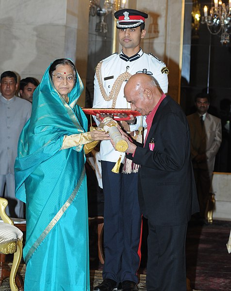 Khayyam being awarded Padma Bhushan by President Pratibha Patil in 2011.