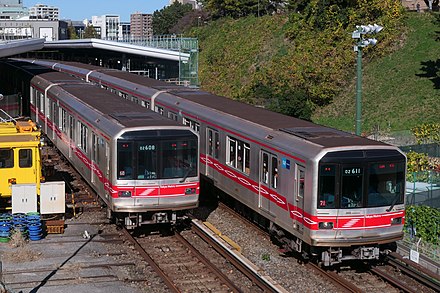 Tokyo metropolitan. Метрополитен Токио. Поезд метро Токио. Tokyo Metro 02 Series. Маруноути Токио.