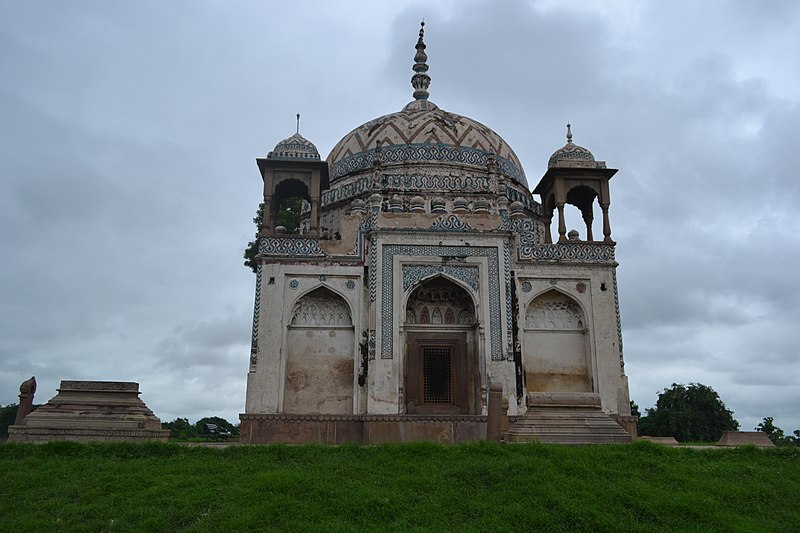 File:Tomb of Lal Khan.jpg