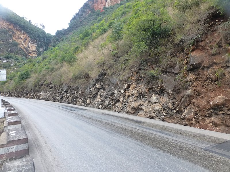 File:Tonghai Xian - S214 - descent from Lishan to Gaoda - P1360553.JPG