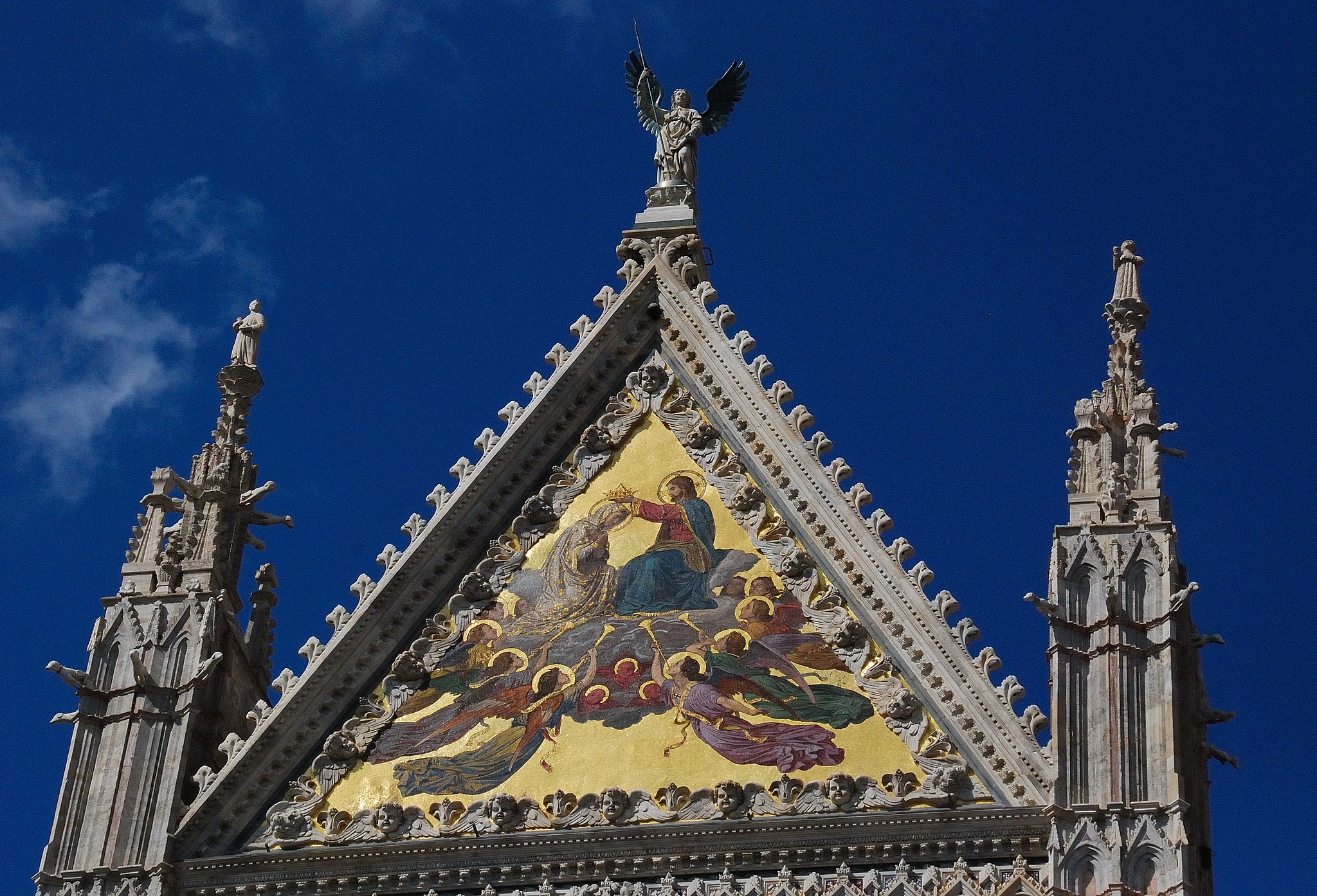 La parte superiore della facciata del Duomo di Siena, con L’Incoronazione della Vergine