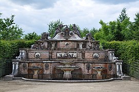 Le buffet d'eau des jardins de Trianon, à Versailles. Les ornements étaient similaires à Meudon.