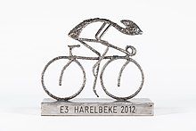 Trophy won by Tom Boonen at 2012 E3 Harelbeke (collection KOERS. Museum of Cycle Racing) Trofee E3 Harelbeke, Tom Boonen, 2012 - frontaal (TRM0734 - collectie KOERS. Museum van de Wielersport).jpg