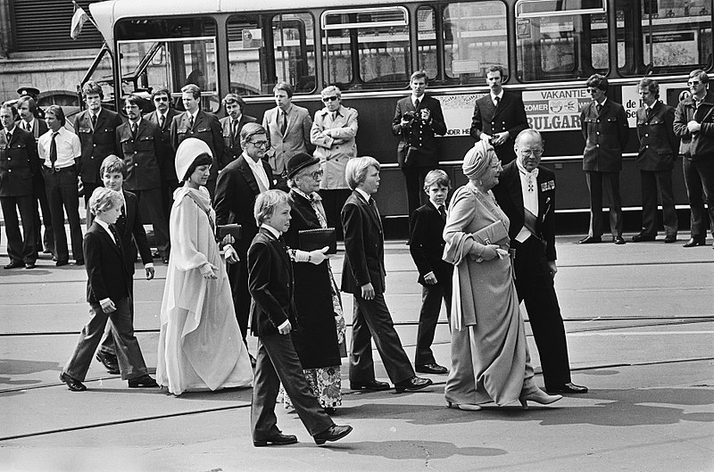 File:Troonswisseling 30 april 1980. Aankomst van de Koninklijke familie in de Nieuwe , Bestanddeelnr 930-8029.jpg