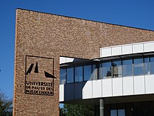 Färga fotografiet av en modern universitetsbyggnad.