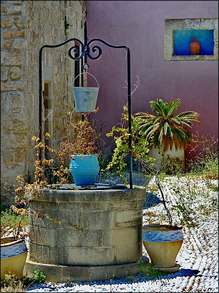 File:Un cortile a Rodi - panoramio.jpg