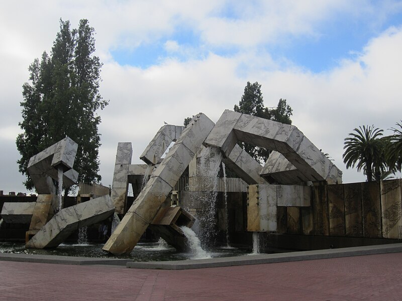 File:Vaillancourt Fountain, San Francisco (2013).JPG