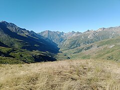 Le col du Grand Fond par-delà la vallée des Glaciers depuis le col de la Seigne au nord-est.