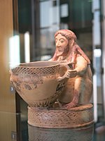 Korinthische Plastikvase in Form eines Trinkers (Louvre, CA 454) 1.jpg