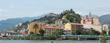 Vieux quartier de Vintimille se trouvant juste à l'ouest de l'embouchure du fleuve Roya, avec, à droite de la photo, la passerelle Squarciafichi, et au fond à gauche la "Fortezza dell'Annunziata".