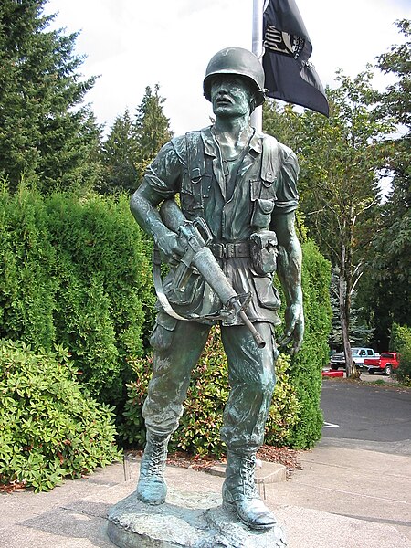 File:Veterans’ memorial (1389440268).jpg